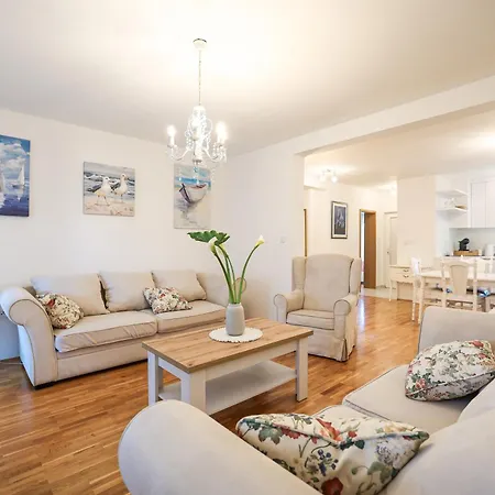 아파트 Two Bedroom Luka By Adex Travel